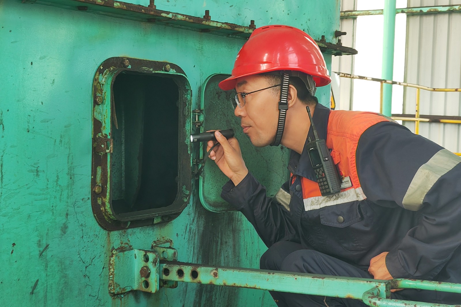 图为韩斌进行溜槽内部结构检查