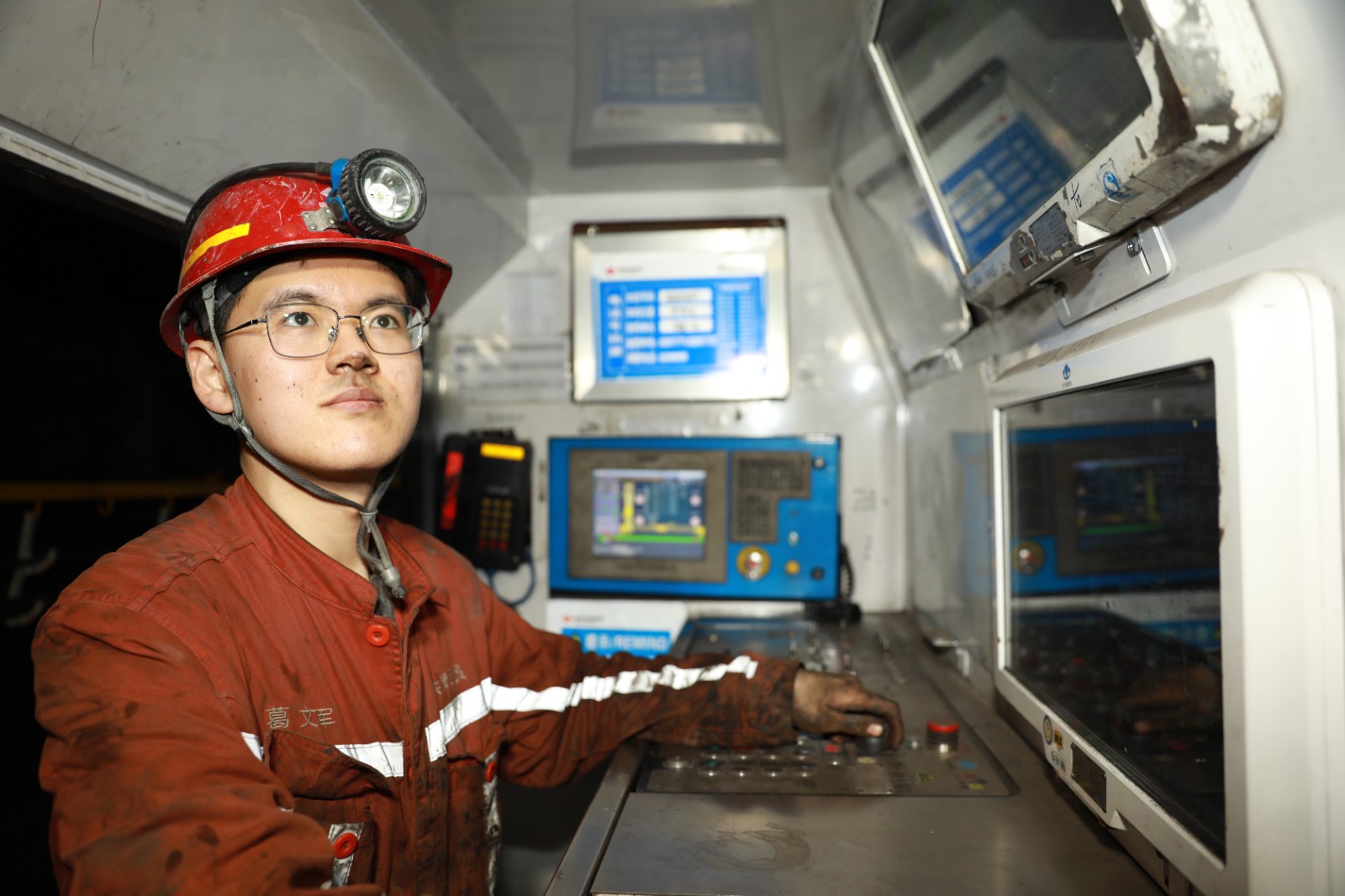 图为员工在查看矿压系统数据