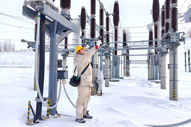 图为生产人员对升压站220千伏刀闸及引线接头进行测温