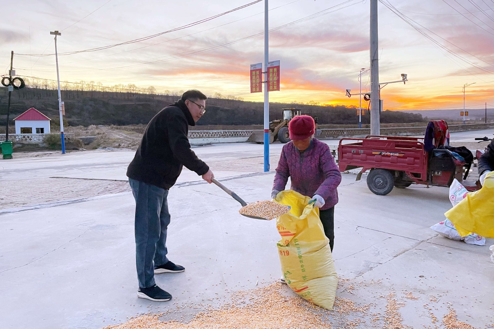 图为黄大卓在援建的晒谷场给村民帮忙(小于1M)